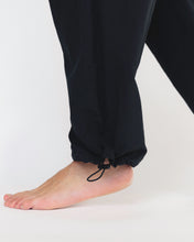 Load image into Gallery viewer, THE 90&#39;s PARACHUTE PANTS - BLACK
