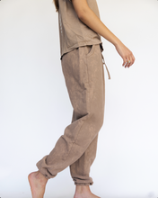 Load image into Gallery viewer, SIGNATURE SWEAT PANT • DESERT
